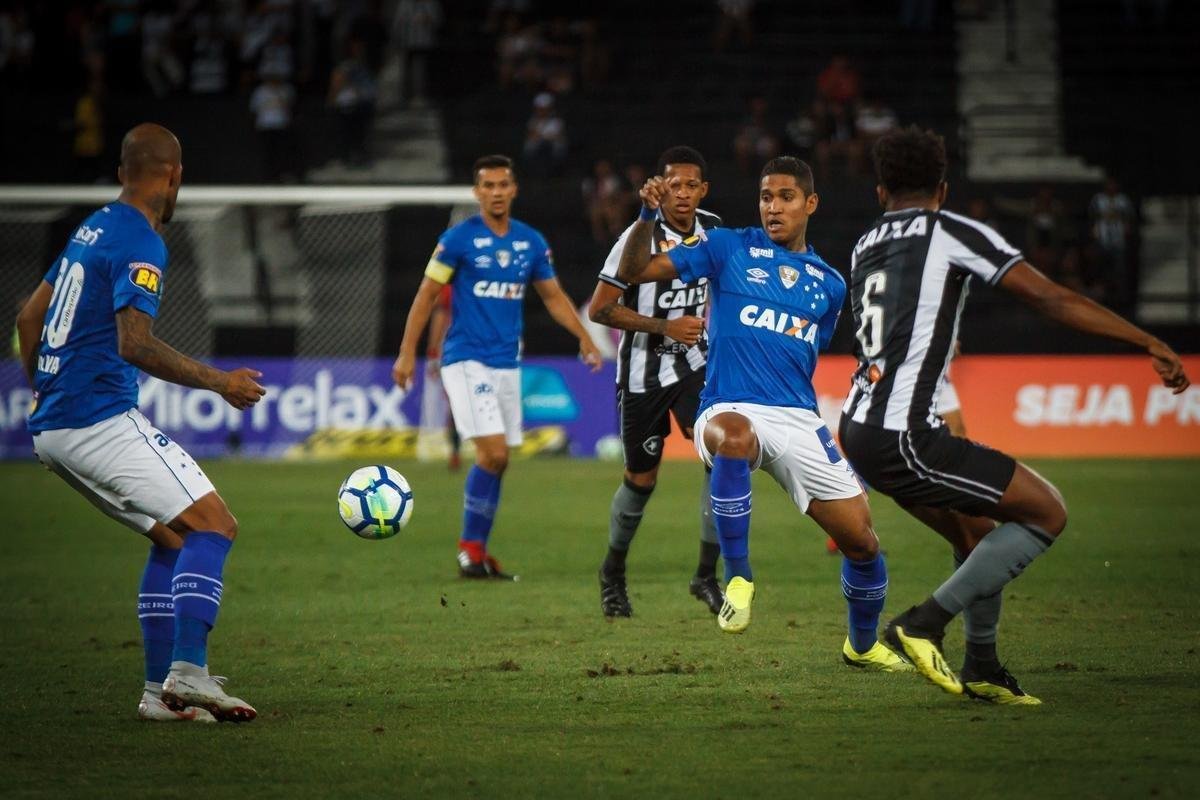 Imagens do jogo entre Botafogo e Cruzeiro, no Estdio Nilton Santos, no Rio de Janeiro