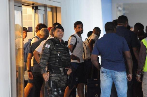 Jogadores do Cruzeiro desembarcaram nesta sexta-feira  tarde no Aeroporto de Confins, na Grande Belo Horizonte, depois da derrota por 2 a 0 para o Grmio, em Porto Alegre. O policiamento foi reforado e houve escolta do nibus at a Toca da Raposa II. No houve presena de torcidas organizadas. Motoristas de aplicativo, presentes no local, foram os nicos a presenciar a chegada. Os cruzeirenses xingaram, enquanto os atleticanos gritaram 'o o o, segunda diviso'.
