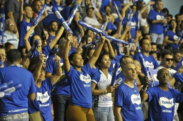 Veja fotos das torcidas na deciso da Superliga Feminina no Mineirinho