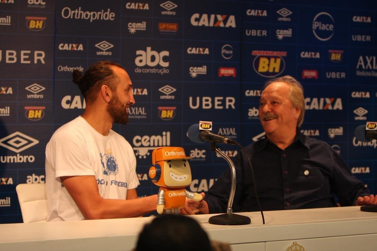 Atacante Barcos, o 'Pirata', vestiu a camisa 28 do Cruzeiro e falou sobre desejo de conquistar muitos ttulos