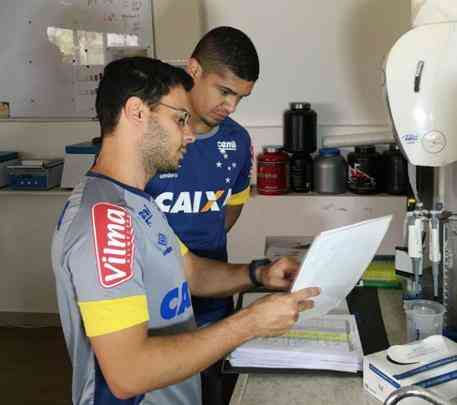 Denlson passou por exames na Toca da Raposa II e posou com a camisa 88 do Cruzeiro