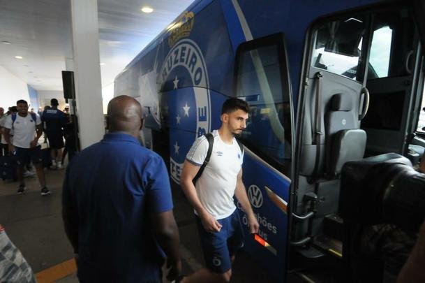 No desembarque do Cruzeiro em Confins, após o jogo contra o Ceará, técnico Rogério Ceni foi ovacionado por torcedores presentes no aeroporto. Já o meia Thiago Neves, apontado como pivô do atrito com o técnico, foi criticado. Assim como treinador, goleiro Fábio foi ovacionado pelos cruzeirenses na chegada.