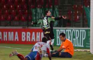 Alessandro, oportunista, marcou o gol da vitria do Coelho