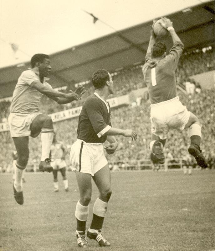 O jogador de futebol da Seleo Brasileira Pel num lance do jogo vlido pela Copa do Mundo de 1958