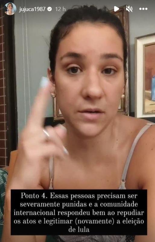 A ex-nadadora Joanna Maranho gravou vdeos em que se posiciona fortemente nas redes sociais e cobra punio aos terroristas.