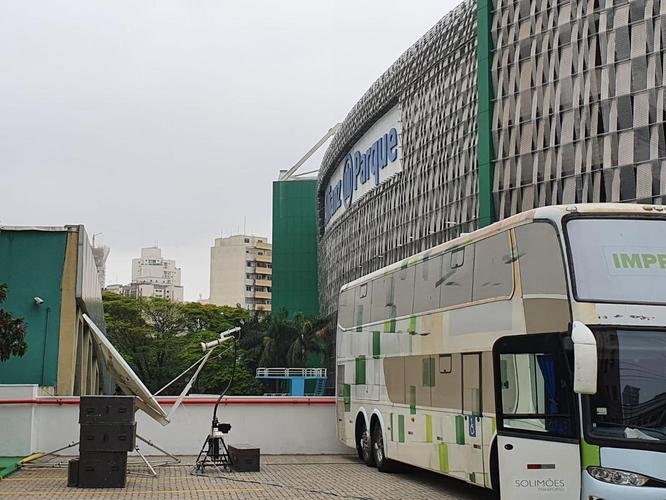 Mesmo com o Allianz Parque fechado para o público, o entorno do estádio do Palmeiras reuniu muitos torcedores que vão acompanhar a semifinal contra o Atlético em bares e restaurantes (Túlio Kaizer/EM/D. A Press)
