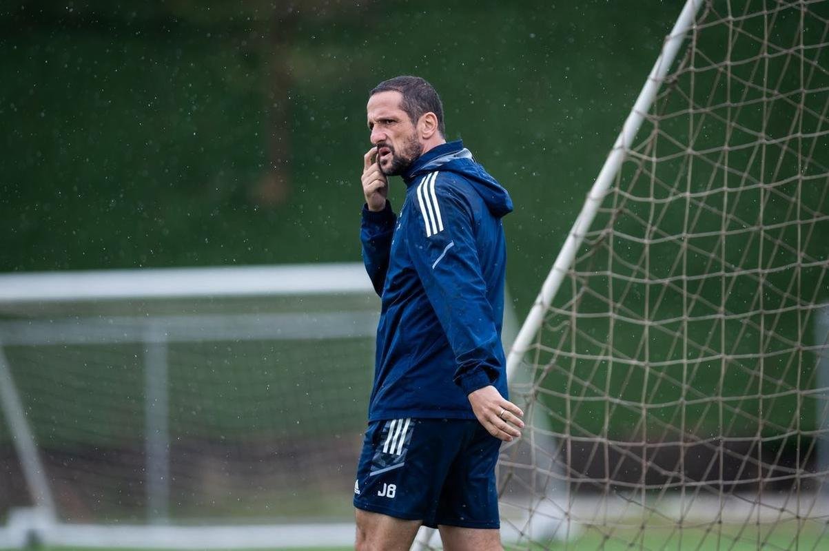 Jogadores do Cruzeiro treinaram na manh deste domingo na Toca da Raposa II