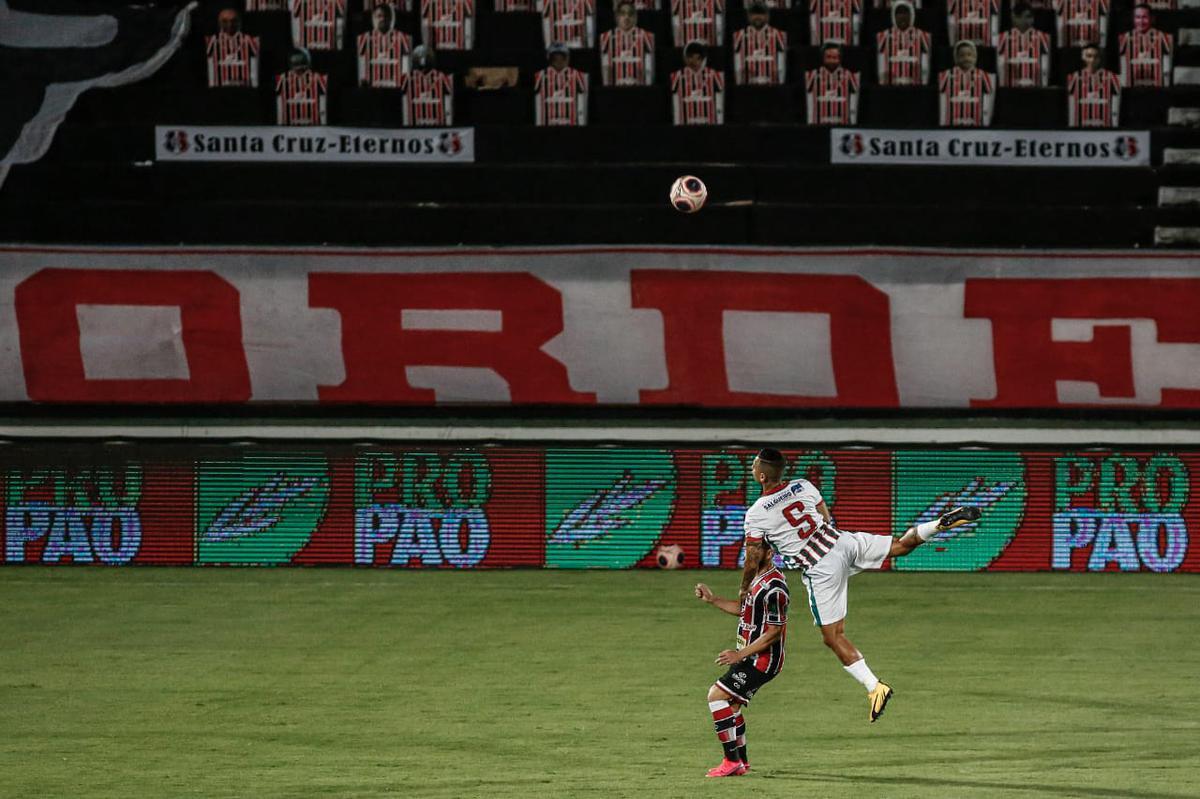 Primeiro tempo de jogo foi pegado, com chances para as duas equipes. O Salgueiro começou se lançando mais para o ataque, mas foram do Santa Cruz as melhores oportunidades. O time coral até balançou as redes, mas a arbitragem assinalou impedimento.