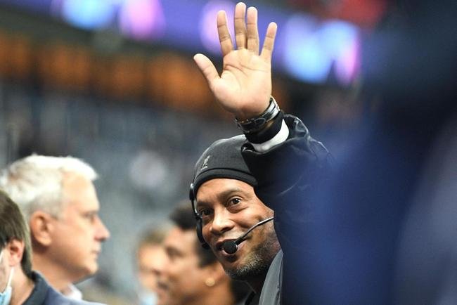 Ronaldinho Gacho foi recebido com festa pela torcida do PSG no Parc des Princes