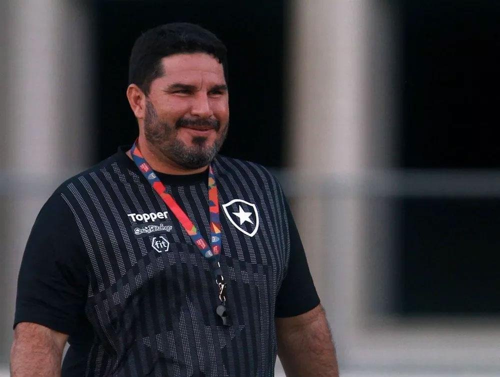 O Coritiba anunciou a contratao do tcnico Eduardo Barroca, que estava no Atltico-GO