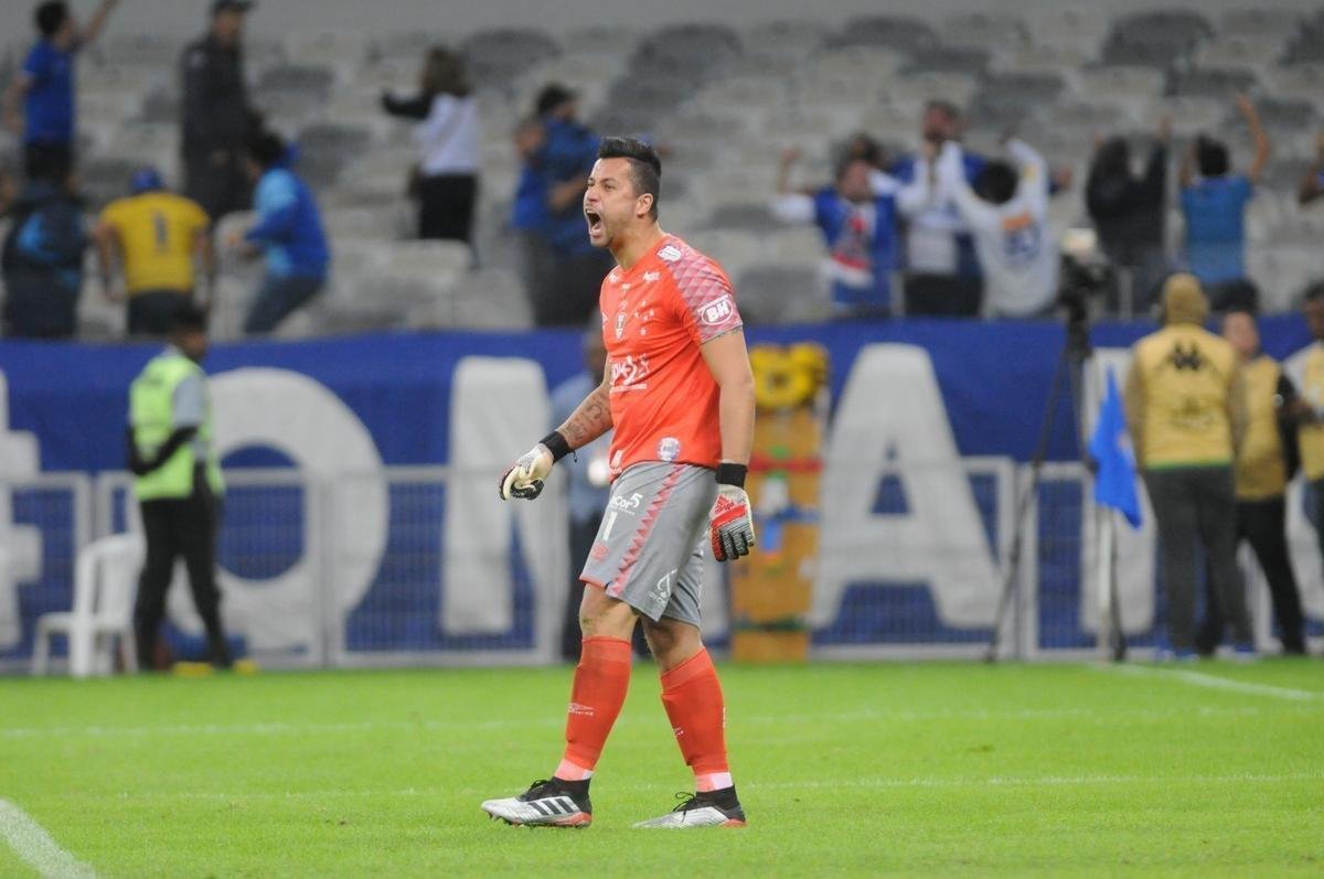 Depois de empate por 2 a 2 no tempo normal, Cruzeiro derrotou Fluminense por 3 a 1 nos pnaltis e avanou s quartas de final da Copa do Brasil. Fbio pegou uma cobrana; Sass, Pedro Rocha e Thiago Neves converteram para a Raposa