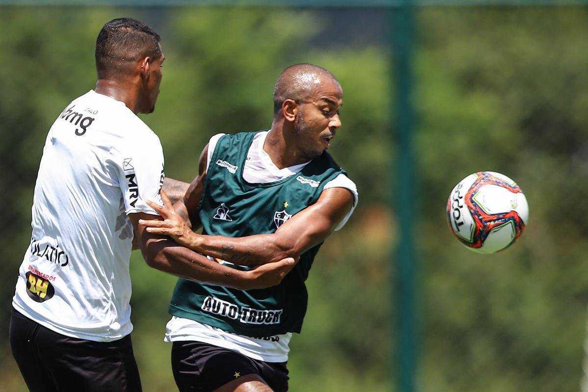 Treino do Atlético em campo. Jogadores fizeram atividade pela manhã no gramado. No período da tarde, trabalho foi na academia