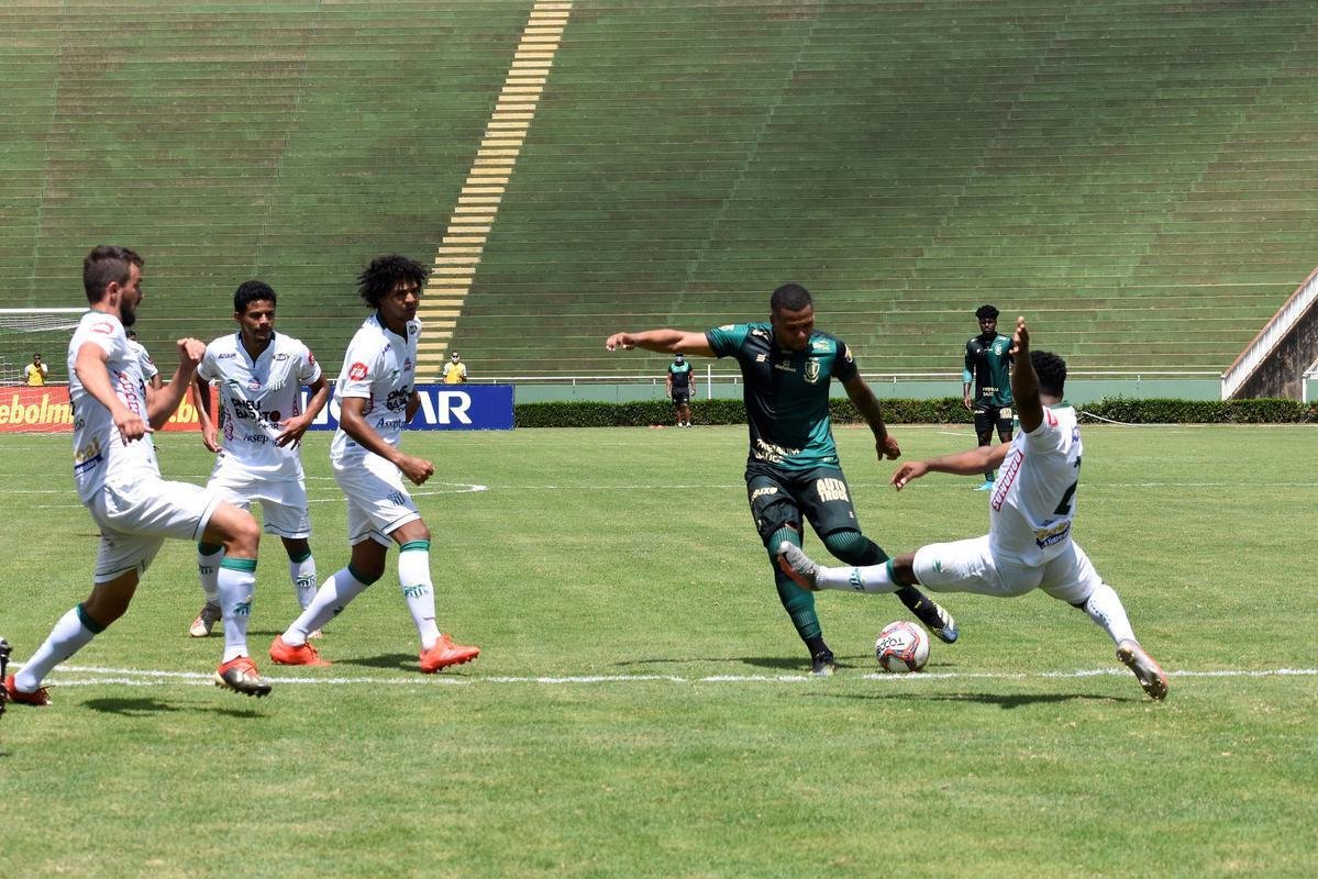 Uberlândia e América se enfrentaram nesta quinta-feira (1), em partida válida pela 6ª rodada do Campeonato Mineiro. Sob forte calor, as equipes duelaram no Parque do Sabiá, em Uberlândia, no Triângulo Mineiro.