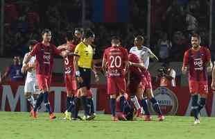 Fotos do duelo entre Cerro Porteo e Atltico, em Assuno, pela Copa Libertadores