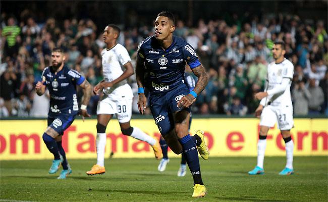 Alef Manga marcou duas vezes, mas o Corinthians buscou empate