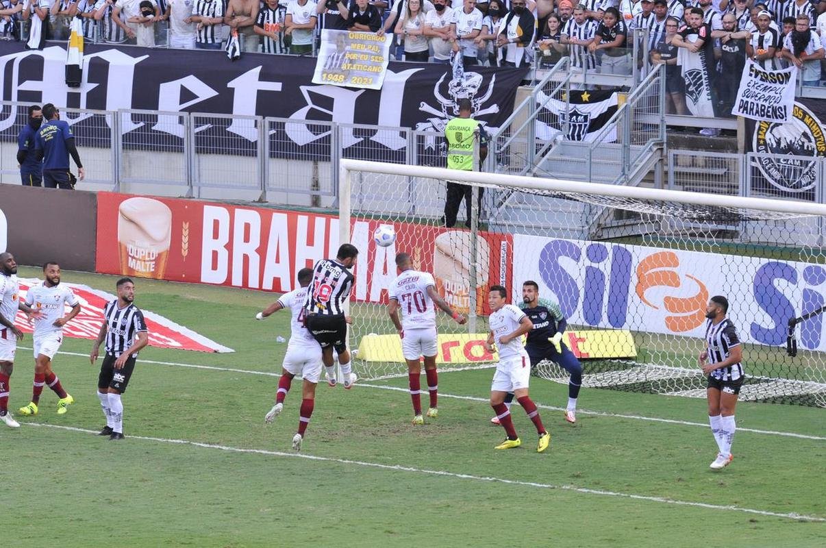 Ainda no primeiro tempo, o Atltico empatou em cobrana de pnalti de Hulk aps reviso do VAR: 1 a 1