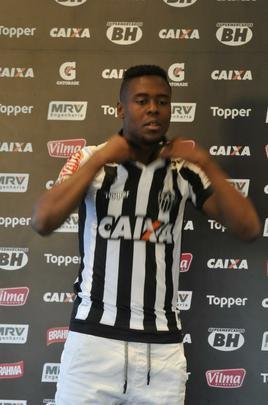 Volante/zagueiro Roger Bernardo participou de treino com bola e depois foi apresentado como novo reforo do Atltico