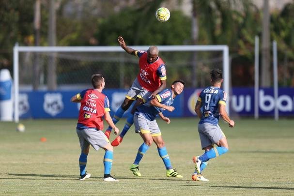 Treinador escalou Manoel na defesa, Willian no ataque, mas ganhou dvida com entorse de Henrique