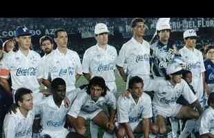 Nonato (primeiro em p  direita) com o time campeo da Copa do Brasil de 1993