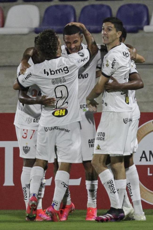 Jogo entre Amrica de Cli e Atltico, em Barranquilla, pela Copa Libertadores, teve diversas paralisaes devido aos efeitos do gs de pimenta nos atletas. Protestos do lado de fora do estdio, contra o governo, tiveram consequncias no gramado. 
