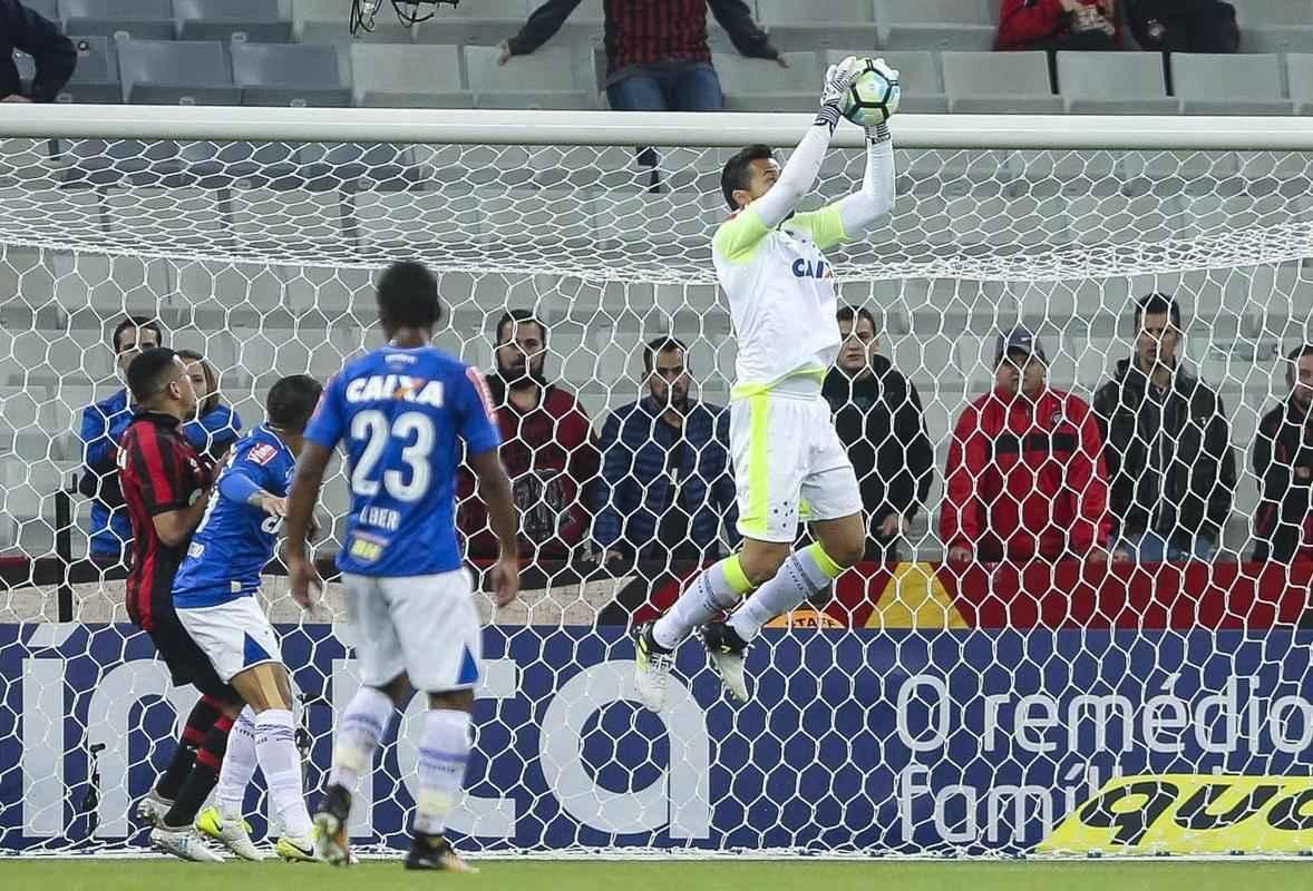 Imagens do jogo entre Atltico-PR e Cruzeiro, pela 13 rodada da Srie A, na Arena da Baixada