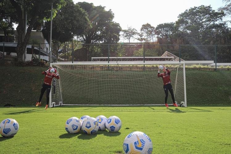 Com Guilherme Arana de volta, Cuca comanda atividade na Cidade do Galo
