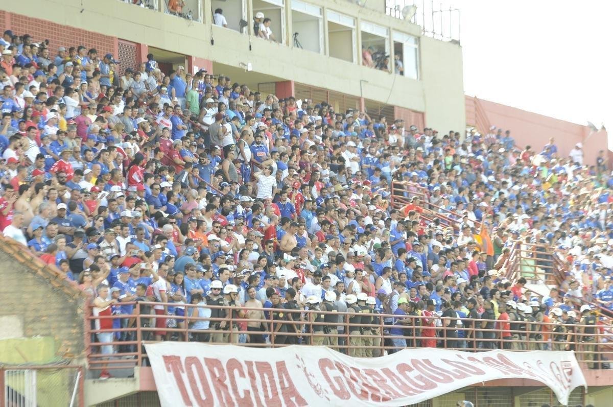 Torcidas de Cruzeiro e Guarani lotaram estdio Fario e casas do entorno, em Divinpolis, para assistir ao duelo de abertura do Campeonato Mineiro 2019