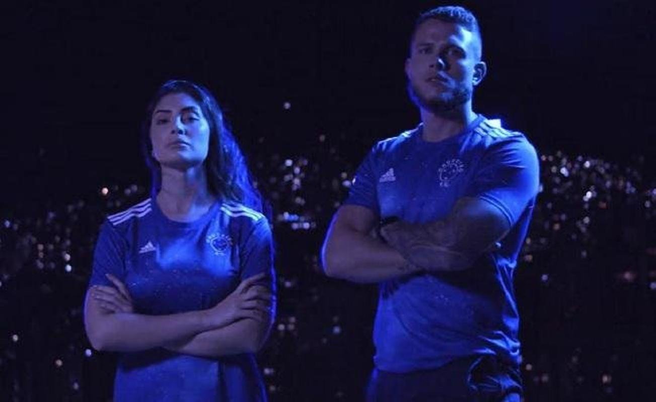 Com mudana no escudo, Cruzeiro lana a nova camisa para a temporada de 2022 