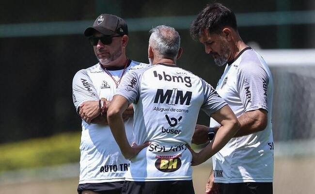 Turco Mohamed definiu a escalação do Atlético para enfrentar o Inter