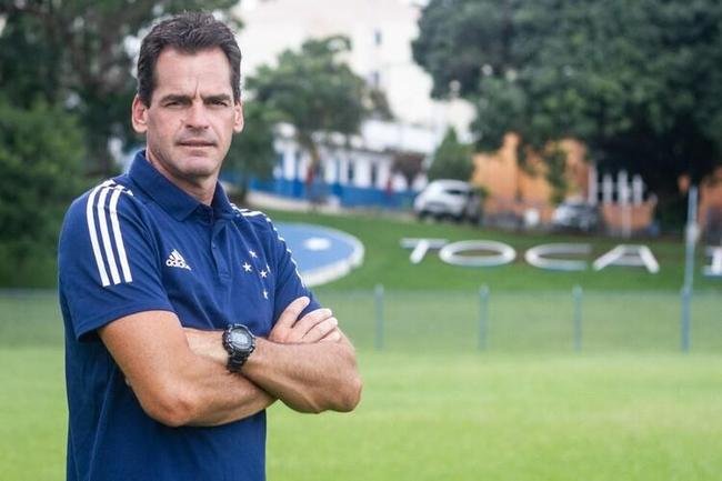 O tcnico da equipe sub-20 do Cruzeiro, Gilberto Fonseca, recebeu o diagnstico positivo para COVID-19 nesta sexta-feira. O treinador realizou o exame protocolar que indicou para a infeco antes da partida contra o Sport, pela 14 rodada do Campeonato Brasileiro Sub-20. 