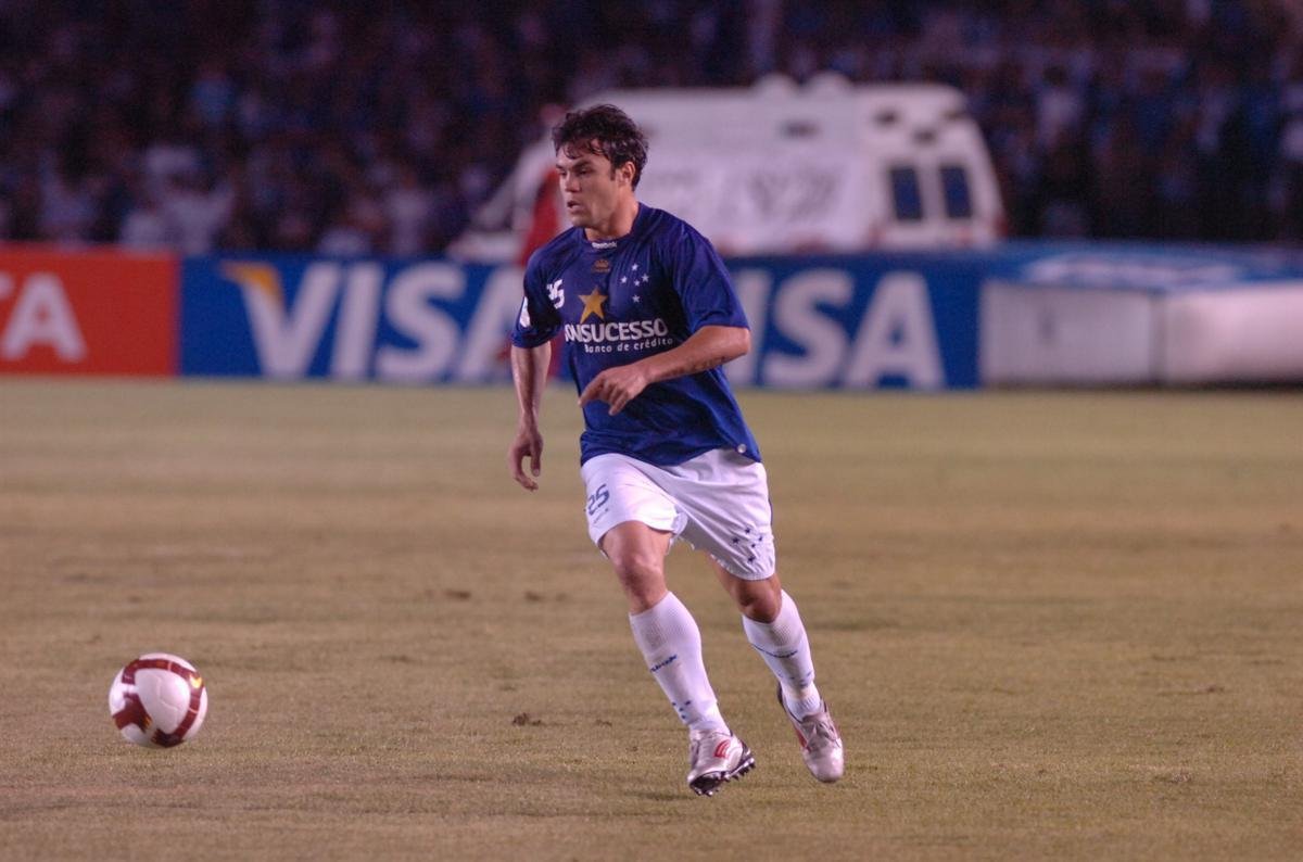 Em 2009, o Cruzeiro teve mudana total nos uniformes. A Puma deu lugar  norte-americana Reebok, enquanto a Tenda deixou um espao vago no incio do ano. A camisa principal lanada era simples, com azul predominante e as estrelas soltas e a coroa ao centro. Contudo, uma novidade chegou: nmero na parte frontal da camisa. A branca tinha o mesmo padro. At meados daquele ano, o Cruzeiro fazia propagandas pontuais e do prprio programa de scios, at fechar com o Banco Bonsucesso at o fim daquele ano.
