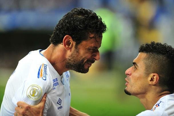 Aos seis minutos, Fred marcou o gol do Cruzeiro depois de assistncia de Egdio, mas arbitragem anulou alegando falta de Robinho na origem da jogada
