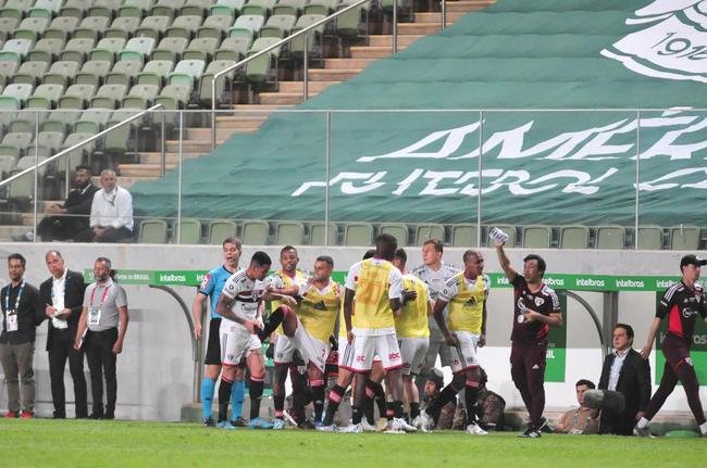 Fotos da partida entre Amrica e So Paulo, nesta quinta-feira (18), no Independncia, em Belo Horizonte, pelas quartas de final da Copa do Brasil.