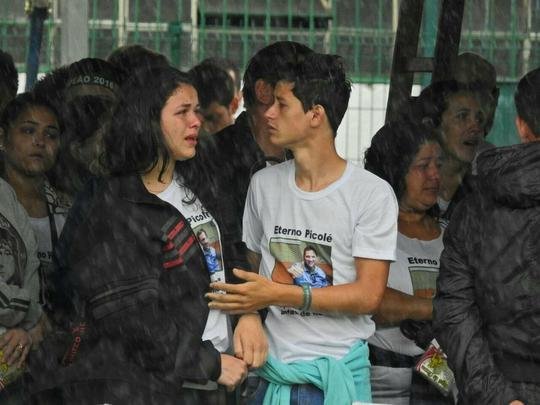 Emoção das famílias no velório dos heróis da Chapecoense