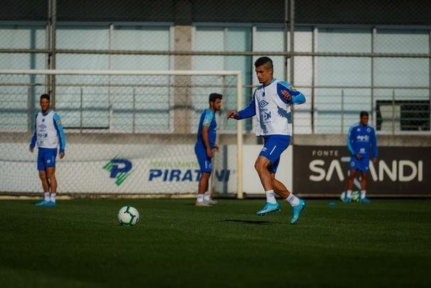 Cruzeiro treinou nesta tera-feira no CT do Grmio, em Porto Alegre, e concluiu a preparao para o duelo com o Internacional, no Beira-Rio, pela semifinal da Copa do Brasil. Time precisa de vitria por dois gols de diferena para ir  final. Se vencer por um gol de vantagem, a deciso ser nos pnaltis. Rogrio Ceni deve escalar o time com Fbio; Edilson, Ded (Fabrcio Bruno), Leo e Dod; Henrique e Robinho; Marquinhos Gabriel, Thiago Neves e David; Pedro Rocha.