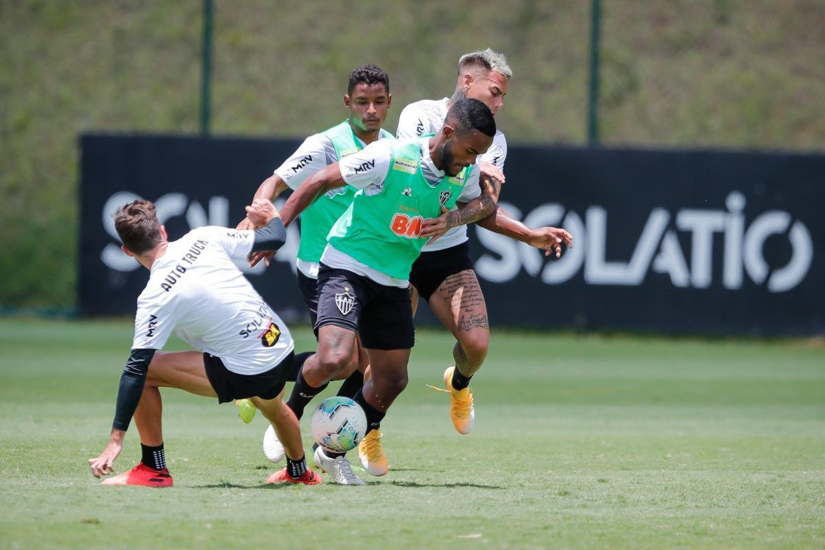 Aps polmica balada, Dylan e Marrony participam normalmente do treino na Cidade do Galo
