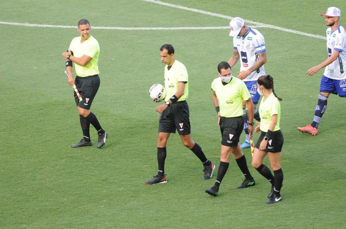 Cruzeiro goleou URT por 3 a 0 no Independncia com gols de Thiago, Machado e Edu em sua estreia no Mineiro. Ronaldo, dono da SAF, assistiu  partida no Horto. Duelo marcou estreia do tcnico uruguaio Paulo Pezzolano
