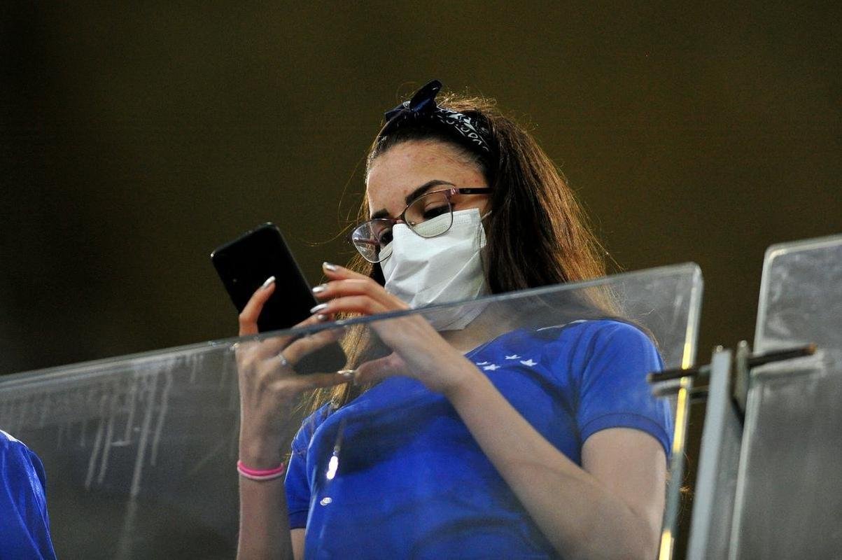 Na volta ao Mineiro, torcida fez festa com a vitria do Cruzeiro por 1 a 0 sobre o Confiana. No fim da partida, jogadores agradeceram o apoio dos cruzeirenses.