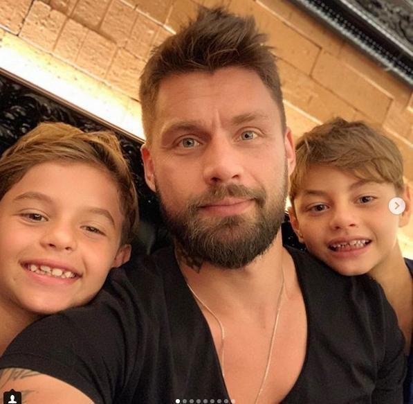 Atacante Rafael Sobis chegou a Porto Alegre com os filhos