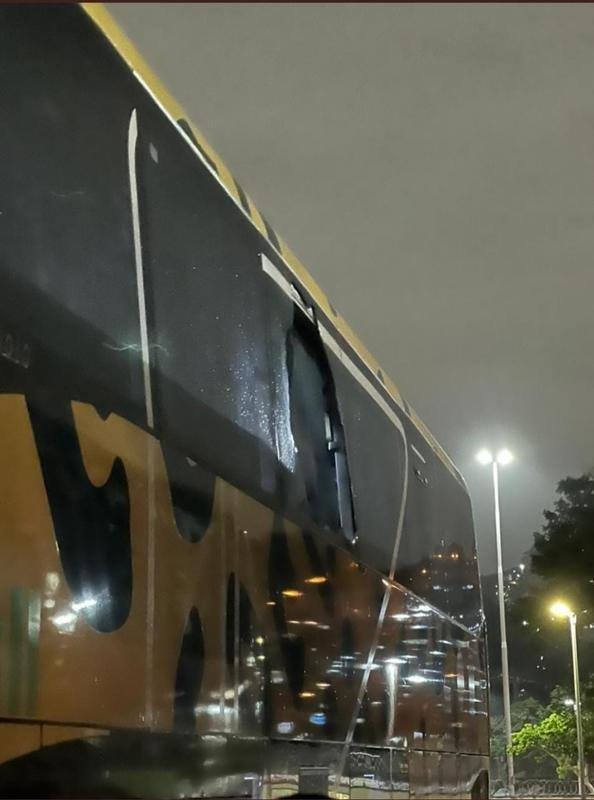nibus do Atltico foi apedrejado no caminho do Maracan, no Rio de Janeiro, antes do jogo contra o Flamengo pelas oitavas de final da Copa do Brasil