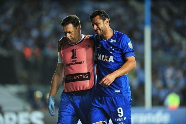 Fotos do primeiro tempo de Racing e Cruzeiro, no El Cilindro, pela Copa Libertadores. Atacante Fred se machucou na panturrilha direita logo no comeo da partida e foi substitudo por Rafael Sobis