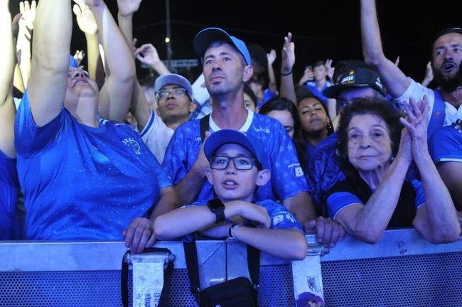 Torcedores do Cruzeiro cantam eufricos durante a Caravana em Conselheiro Lafaiete, com a visita de Ronaldo