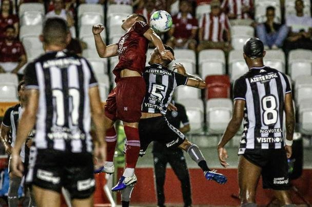 Náutico foi melhor no primeiro tempo e terminou a etapa inicial vencendo pelo placar de 1 a 0, com gol do meia Jean Carlos.