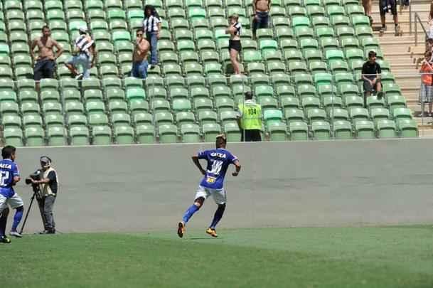 Rafael Silva marcou gol sobre rival e comemorou imitando galinha