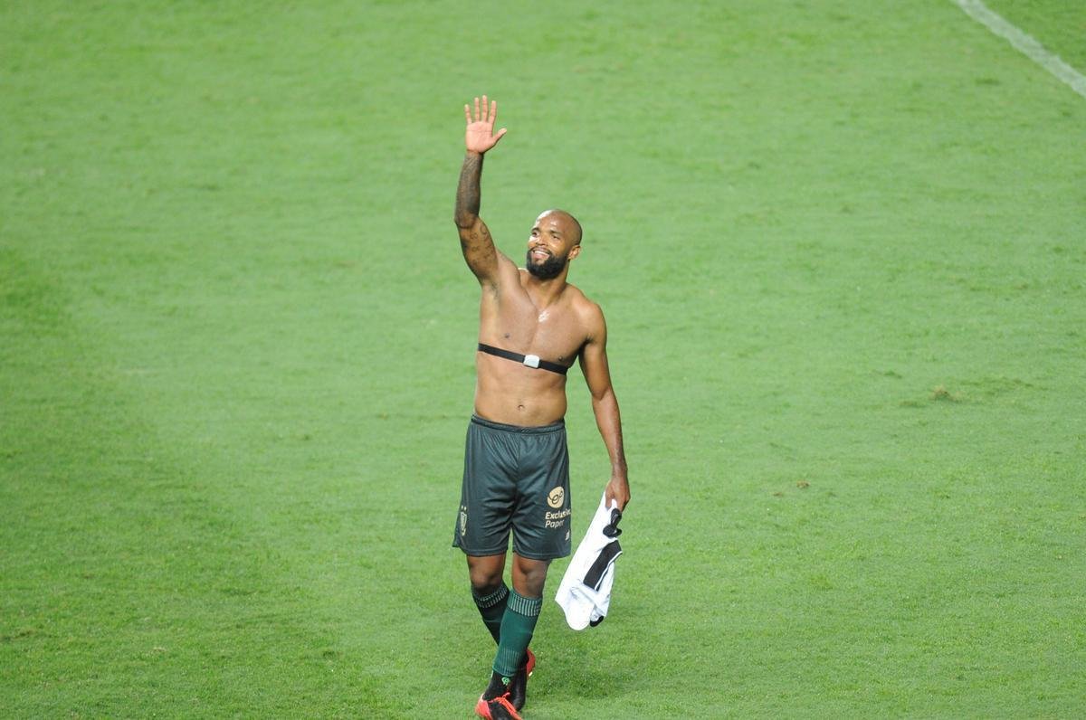Gol de pnalti de Rodolfo deu ao Amrica o empate por 1 a 1 com o Corinthians e selou a classificao histrica s quartas de final da Copa do Brasil. Veja a festa do tcnico Lisca e dos jogadores no gramado do Independncia