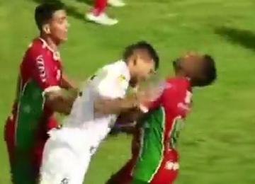Bruno Costa, do Novorizontino, agrediu Douglas Skilo, ex-Caldense, e foi expulso; atacante de 22 anos já passou por situação semelhante pela Chapecoense
