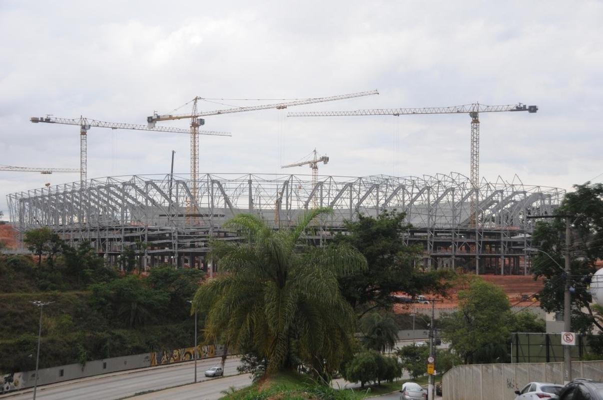 Nesta quarta-feira (20), as obras da Arena MRV, no Bairro Califrnia, em Belo Horizonte, adentraram em uma nova etapa. Isso porque as placas da cobertura do estdio comearam a ser instaladas, conferindo 'novo visual' ao projeto da futura casa do Atltico.