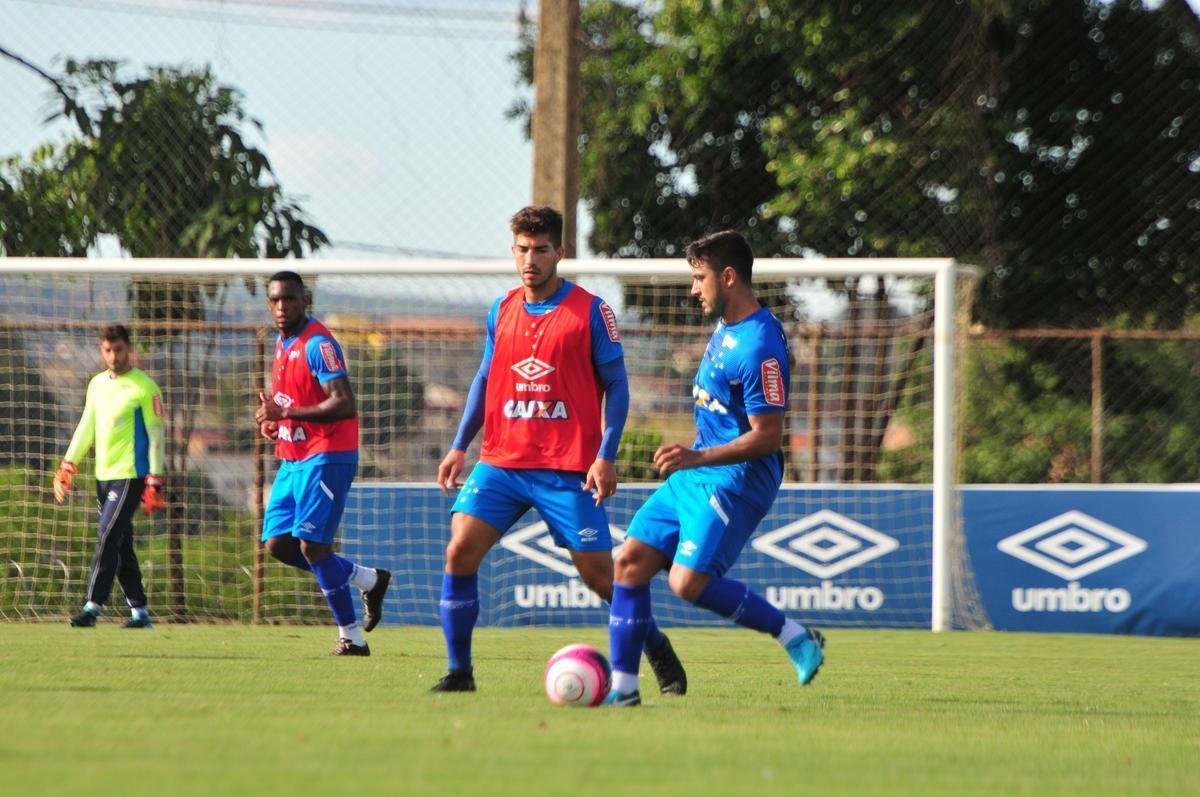 Sem Thiago Neves, que est com desgaste na panturrilha, Mano Menezes escalou o time titular do Cruzeiro no coletivo com Fbio; Lucas Romero, Leo, Murilo e Egdio; Henrique e Ariel Cabral; Robinho, Arrascaeta e Rafinha; Fred. Os reservas atuaram com Rafael; Arthur, Digo, Manoel e Marcelo Hermes; Lucas Silva, Nonoca e Bruno Silva; Rafael Marques, Rafael Sobis e Judivan