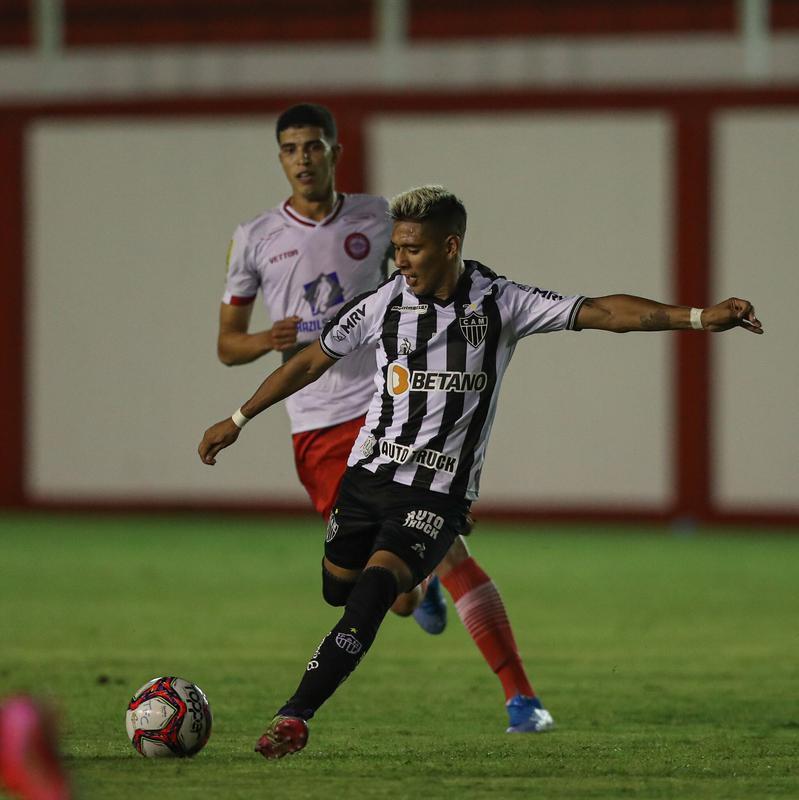 Tombense e Atlético se enfrentaram nesta quinta-feira (4), em partida válida pela 2ª rodada do Campeonato Mineiro. O confronto foi realizado no Estádio Antônio Guimarães de Almeida, em Tombos. No primeiro tempo, uma queda de energia paralisou a partida por cerca de 20 minutos.