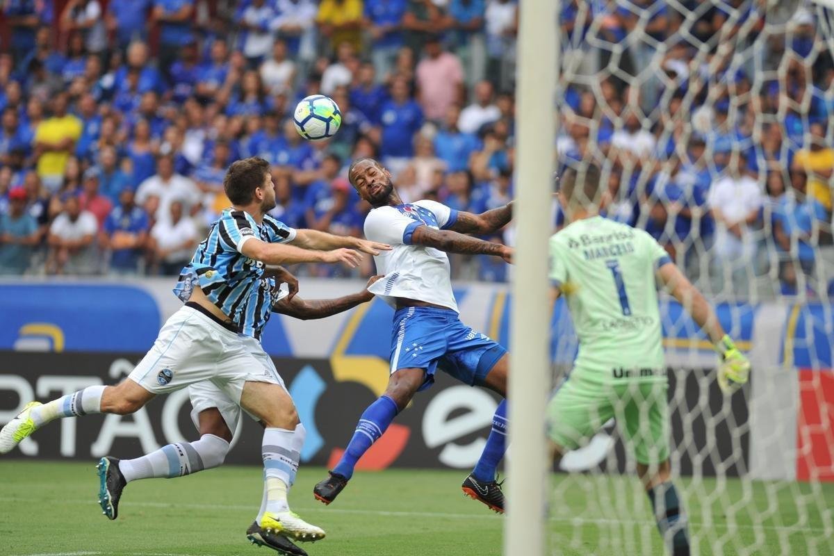 Cruzeiro estreou novo uniforme neste sbado, contra o Grmio